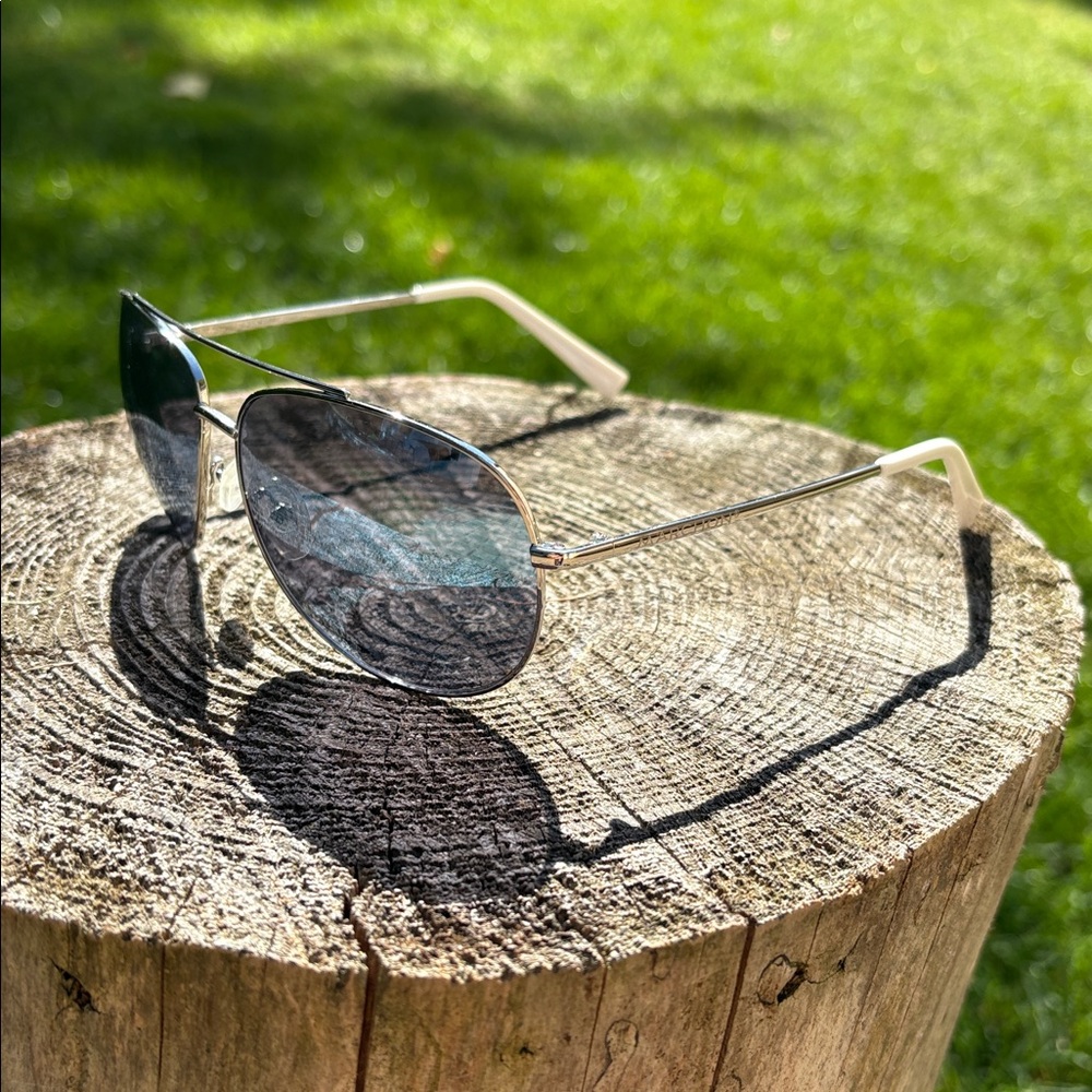 Stylish Aviator Sunglasses with silver frame